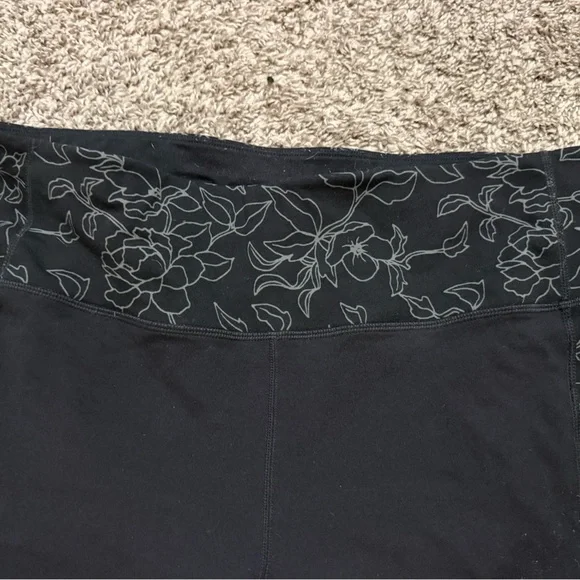Skechers Black Leggings with Gray Floral Design size XL - Picture 2 of 4